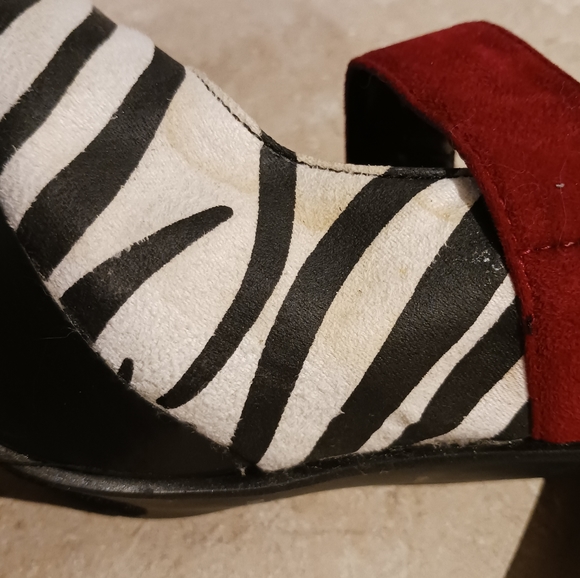 🦓 Cute Zebra Print Mary Jane Heels With Red Buckle 🦓 - Picture 10 of 14